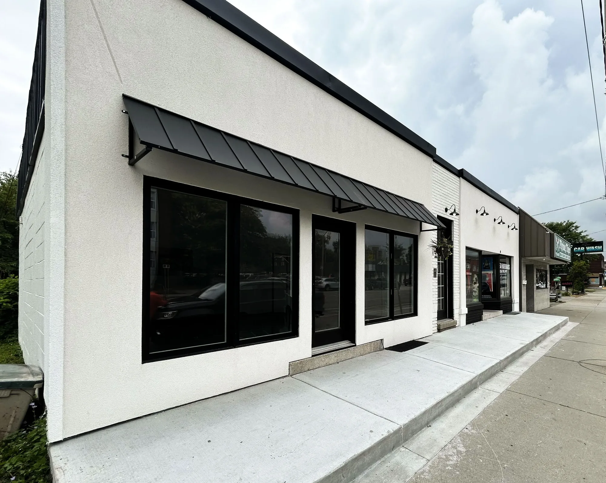 1537 University Avenue West